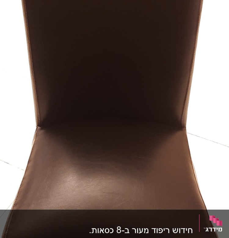 כיסא מרופד בעור חום עם רגלי עץ